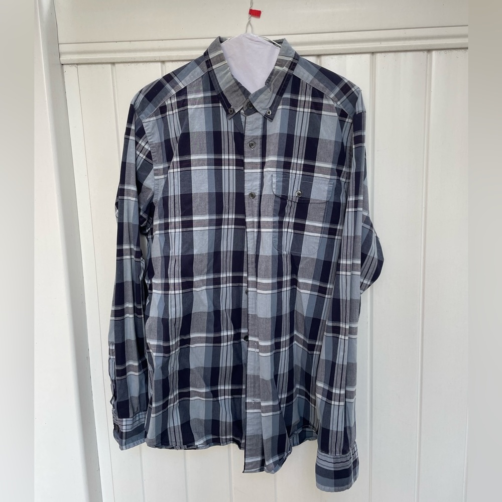 Gap Mens long sleeve button down shirt. Size L, Slim fit. Great shape.